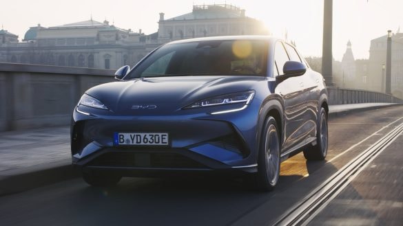 Čína chce zakázat skládací displeje v autech. Řeší také světla a kliky
