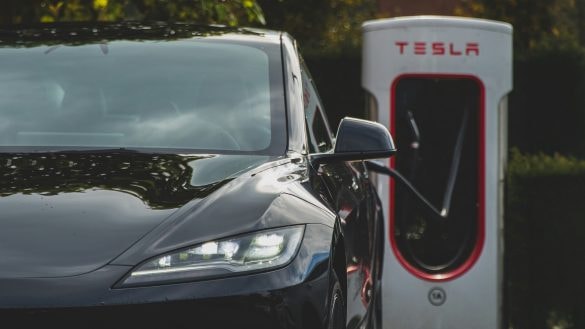Tesla staví exkluzivní Superchargery pro robotaxi. Běžný řidič si na nich nedobije