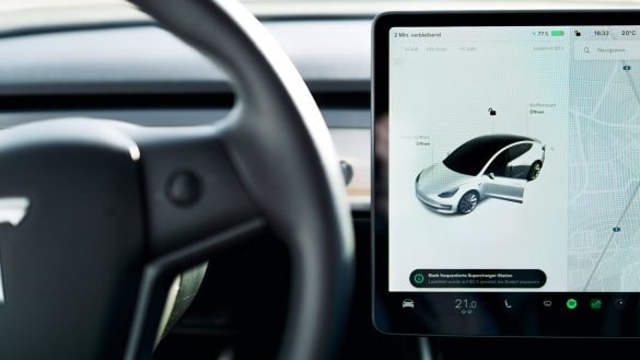 Autopilot Tesly se dá oklamat hračkou za pár korun. Řidiči hazardují se životy