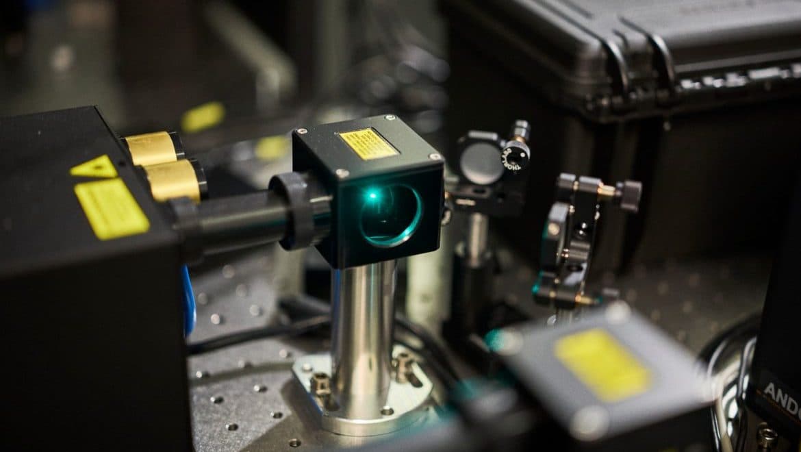 Laserové zařízení ke studiu chování světla a energie – od viditelných až po střední infračervené vlnové délky | Zdroj: UNSW Sydney