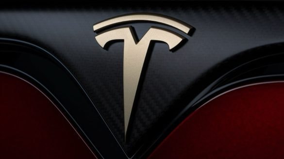 Tesla záměrně zpomalovala nabíjení. Lidem musí zaplatit odškodné