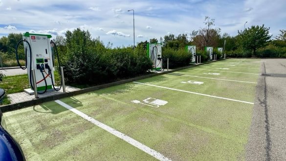 ČEZ otevřel v Táboře pět ultrarychlých nabíječek. Poslouží i při cestě do Rakouska